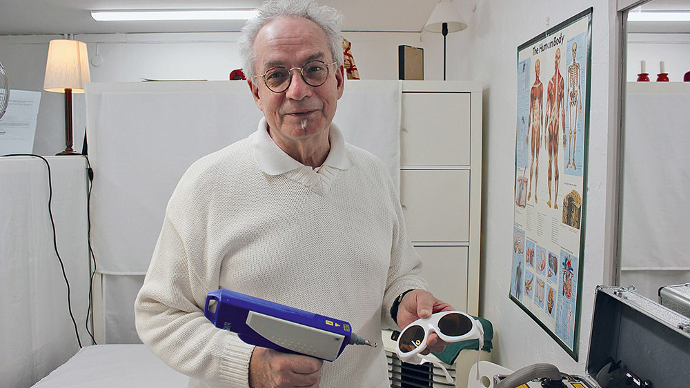 Ola Dahlberg med lasermaskin och skyddsglasögon.